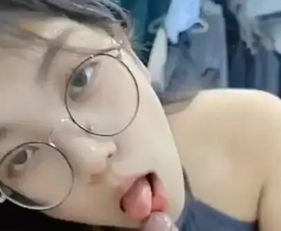 你最爱的反差眼镜妹